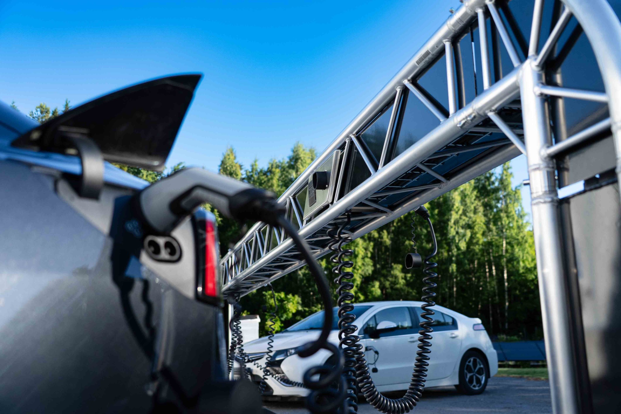Cars connected to the eRail charging bridge