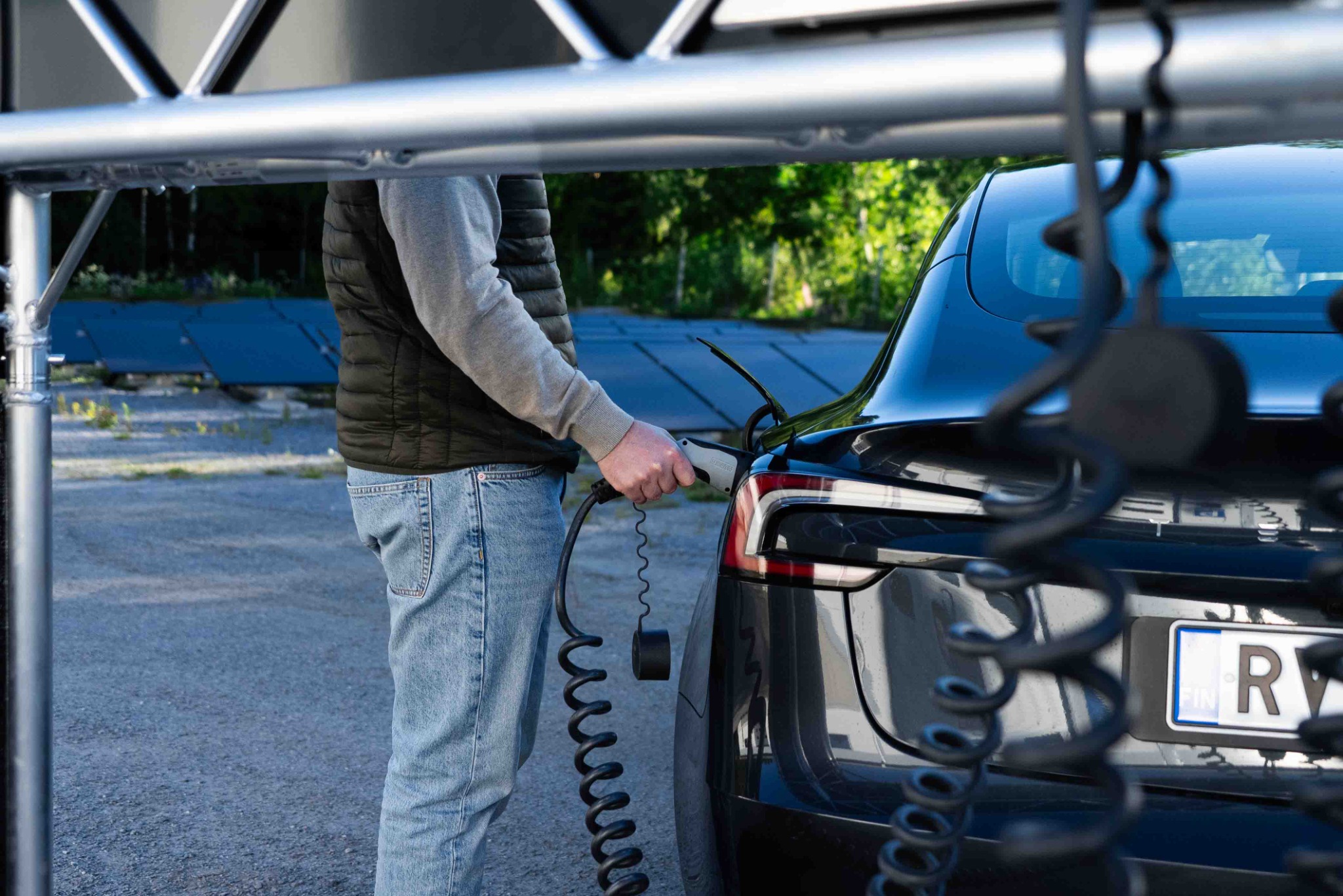 Driver connecting an eRail cable to a car